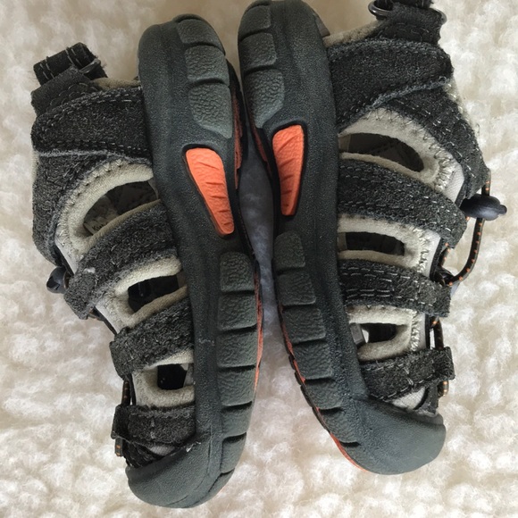 Khombu kids grey suede+neoprene toe protector velcro close sport sandals EUC - Picture 1 of 7